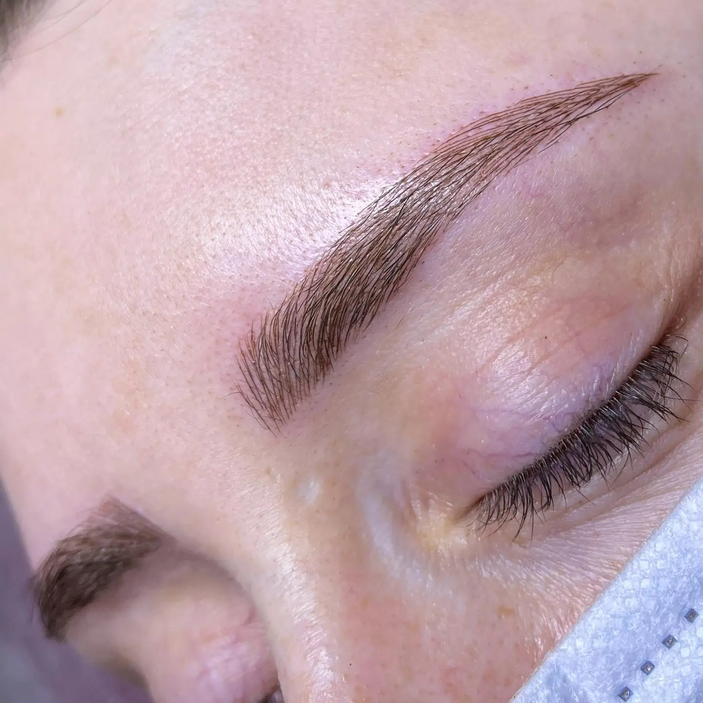 Resultado real de diseño de cejas